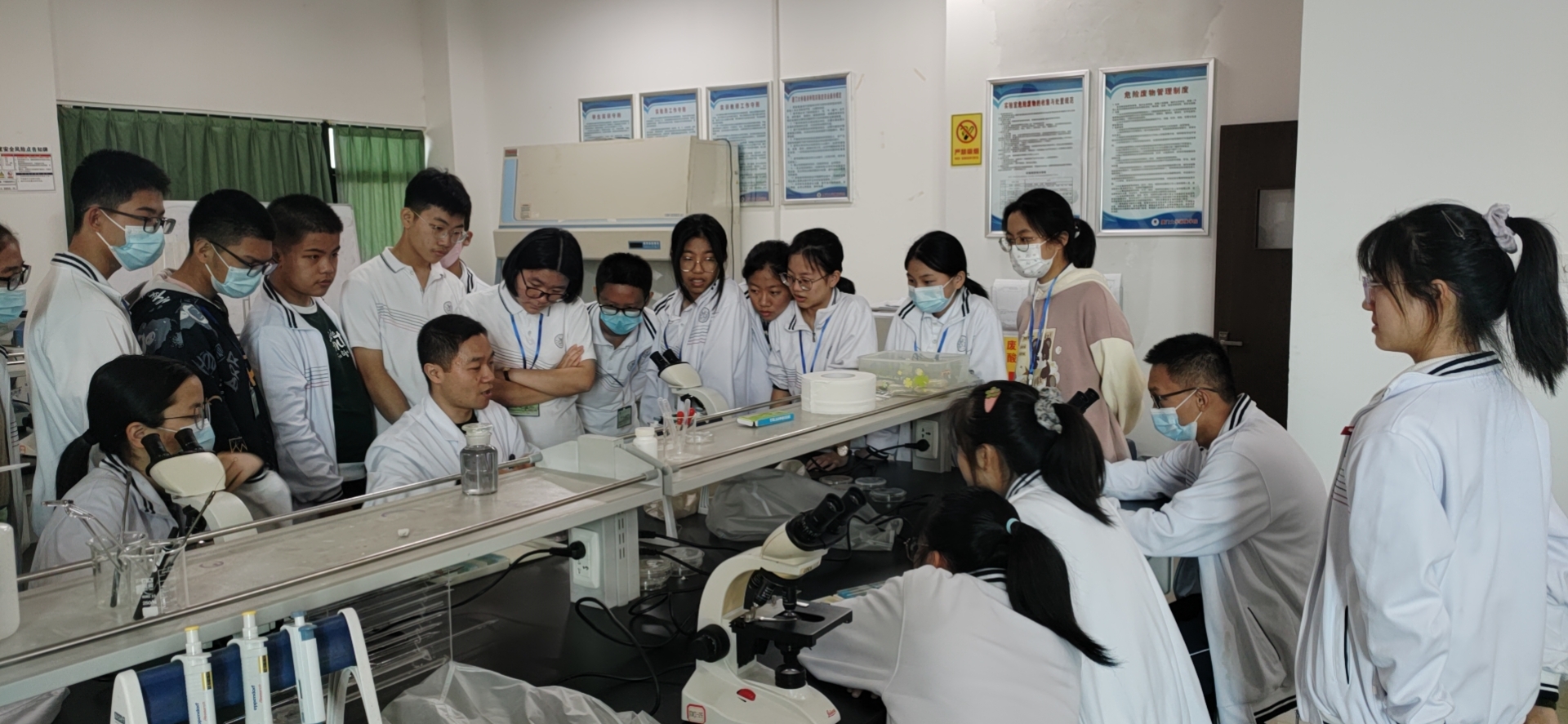 南京市初中化学实验教学技能比赛在我校成功举办